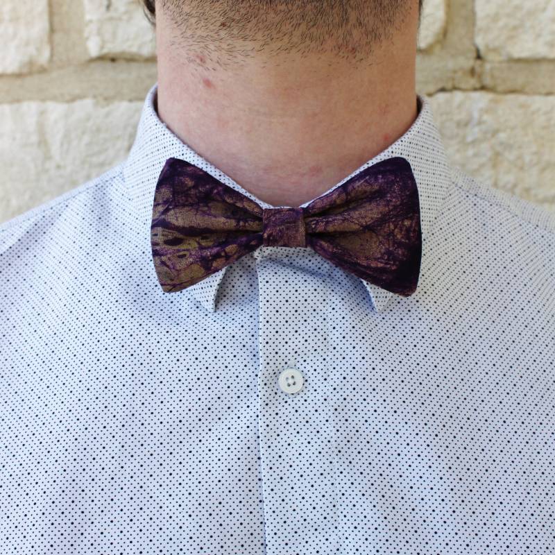 Verstellbare Fliege Mit Violettem Aufdruck Verstellbare Fliege Mit Violettem Aufdruck von LesNoeudsNoeuds