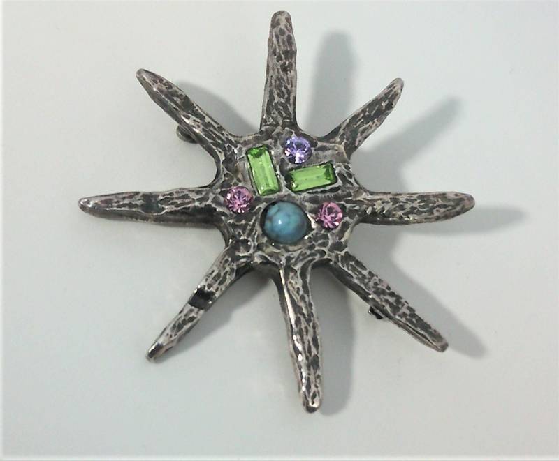 Signierte Vintage-Brosche Von Sophie Goetsch Paris, Die Eine Mit Howlith-Kristallsteinen Verzierte Blume Auf Silbernem Metall Darstellt von LesPascotines