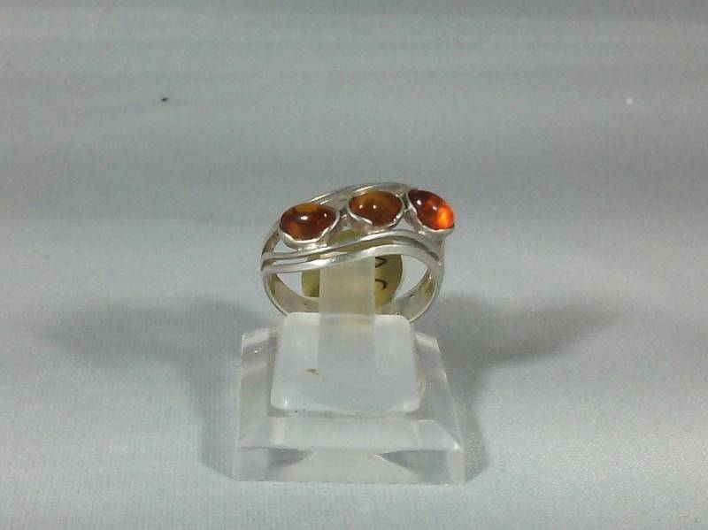 Vintage-Ring Mit Drei Ovalen Bernsteinen Und Massivem Silber von LesPascotines