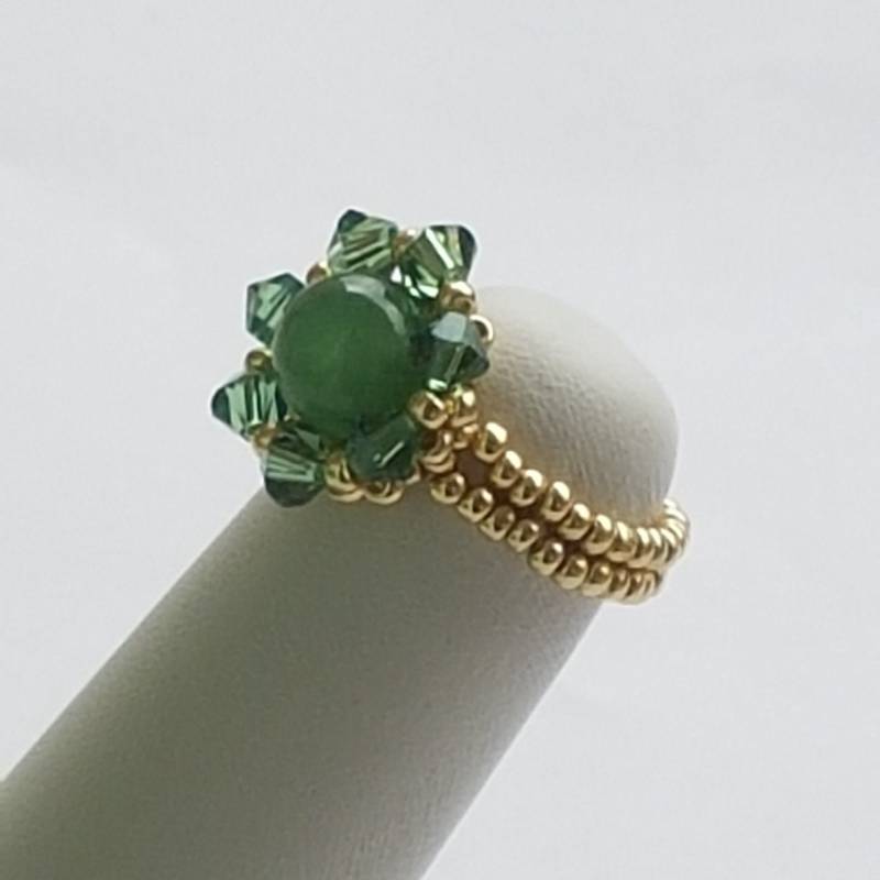 Damenring 1 Aventurin Von 8 Mm in Der Mitte Und 7 Kreisel Aus Reinem Kristall-Erinit-Miyuki-Samenring. Handgewebter Ring von LesPerlesdeSISSI