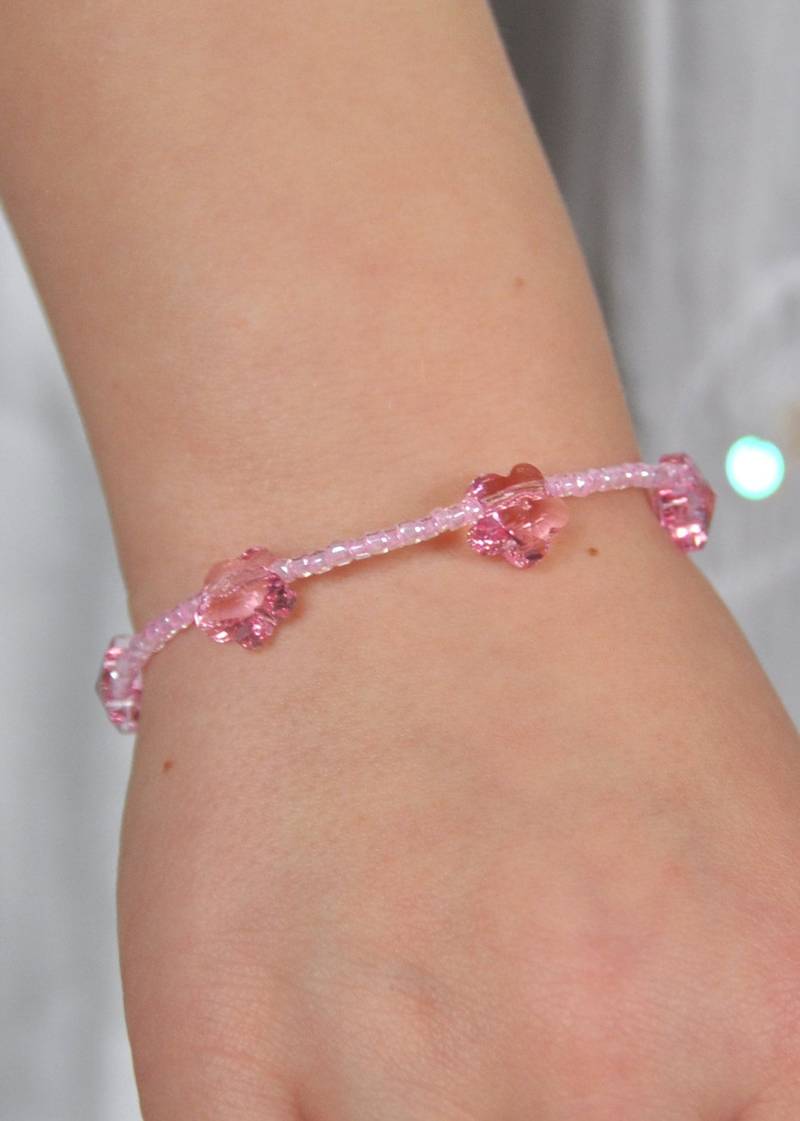 Armband Für Kleine Mädchen "Little Flowers" in Facettierten Steinperlen Und Blumen Aus Swarovski Kristall von LesPetitesPrincesses