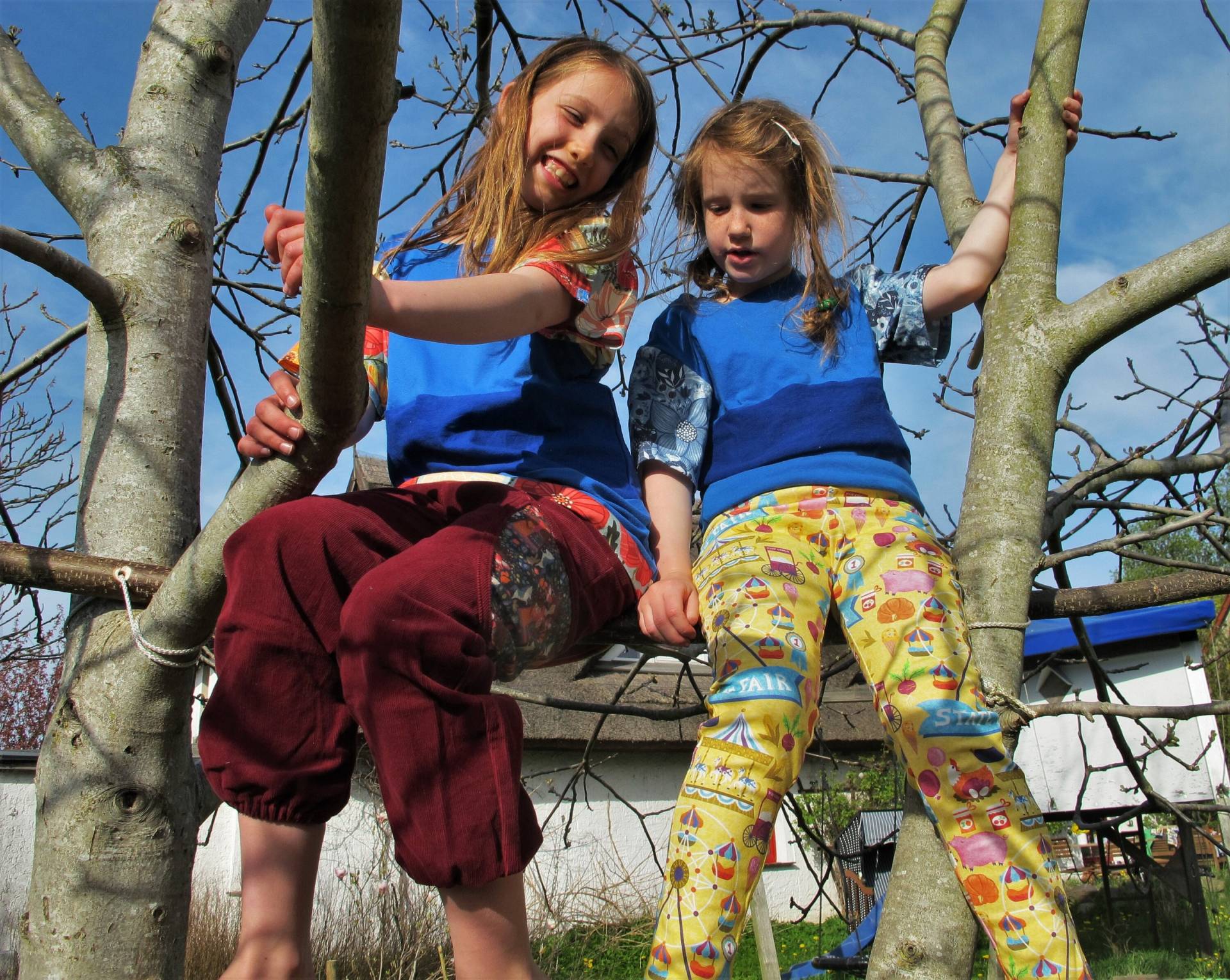 Kindershirt Blau Mit Bunten Ärmeln Kindershirt Blau Mit Bunten Ärmeln von LesPigeonsMadagaskar