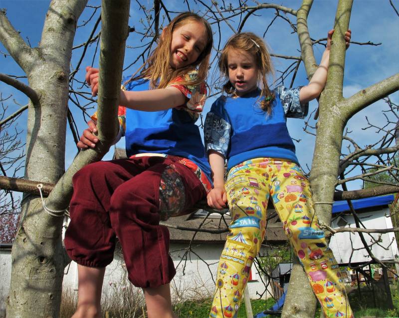 Kindershirt Blau Mit Bunten Ärmeln Kindershirt Blau Mit Bunten Ärmeln von LesPigeonsMadagaskar