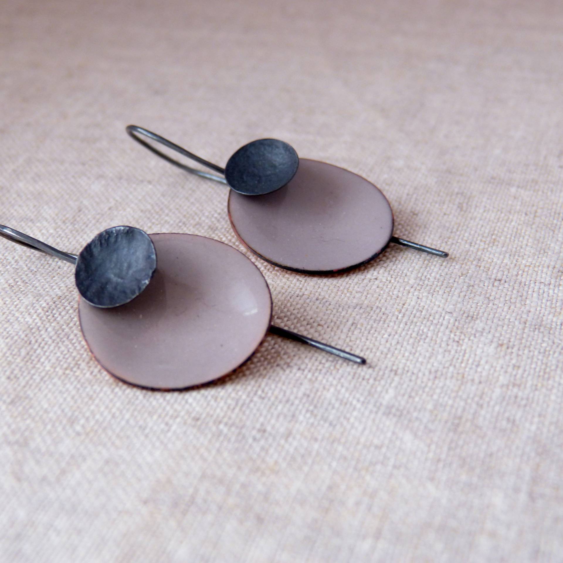 Graue Emaille Ohrringe, Oval Form Tropfen Oxidiertes Sterling Silber, Mid-Century Style Schmuck, Taubengrau Graue Emaille Ohrringe, Oval Form Tropfen Oxidiertes Sterling Silber, Mid-Century Style Schmuck, Taubengrau von LesThings