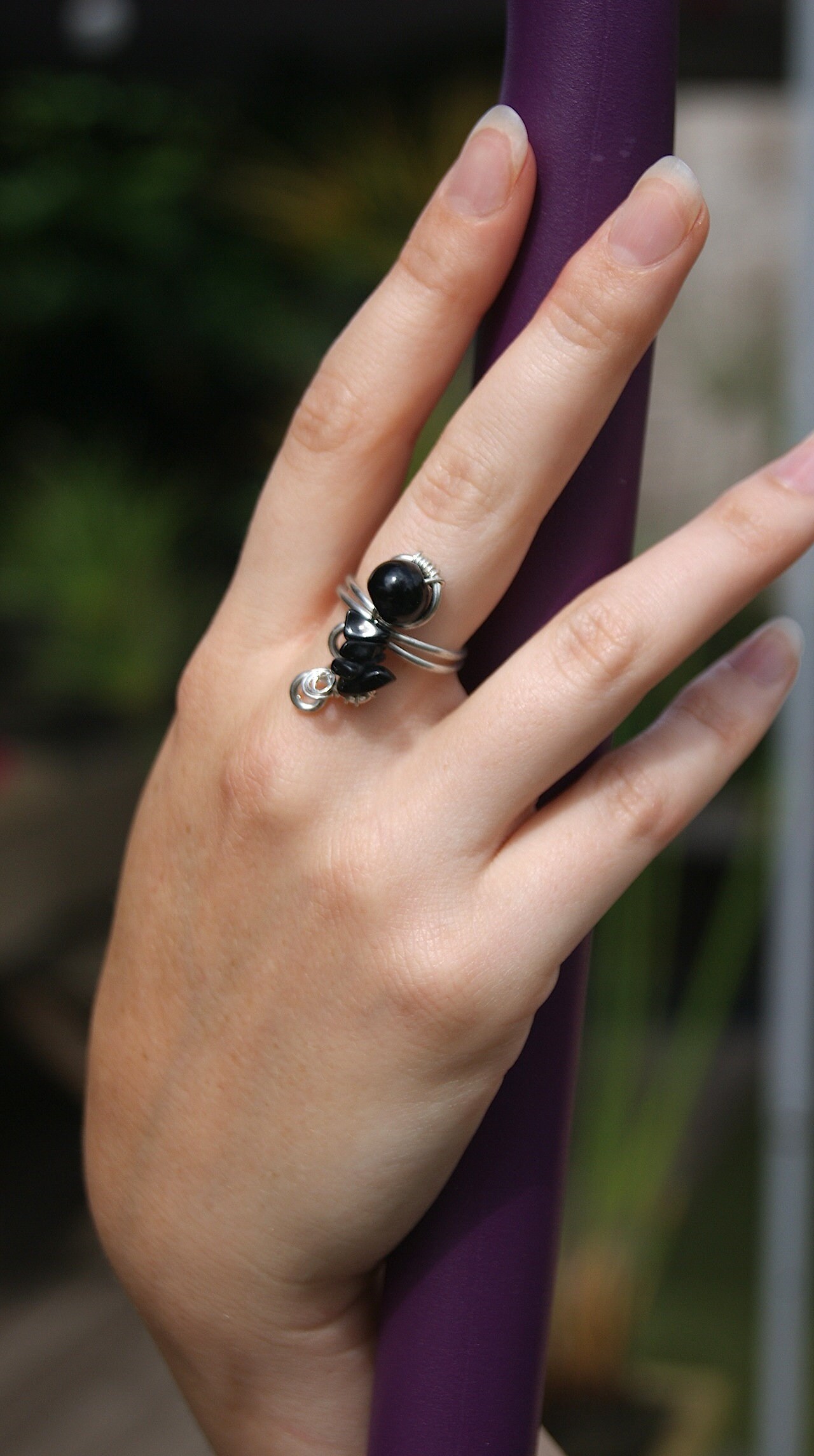 Fancy Glas Ring. Schwarze Farbe. Einstellbare Modell von Lesbijouxdalexandra5