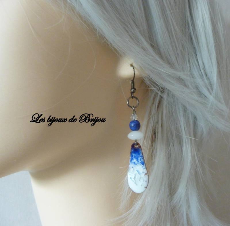 Emaillierte Metall Und Glas Perlen Ohrringe, Blau Weiß Howlite von LesbijouxdeBridget