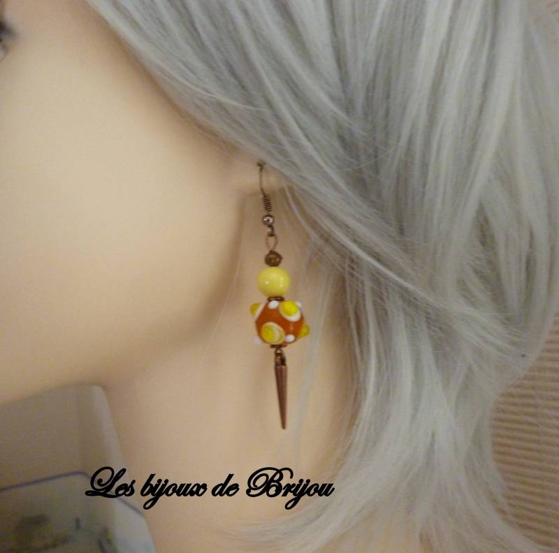 Hängende Ohrringe Aus Glasperlen, Kupfer-Metallspitzenanhängern Und Kupfer-Metallperlen von LesbijouxdeBridget