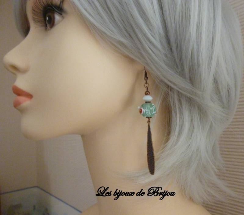 Lange Ohrringe Boho Chic Wasser Grün, Weiß Und Bronze von LesbijouxdeBridget