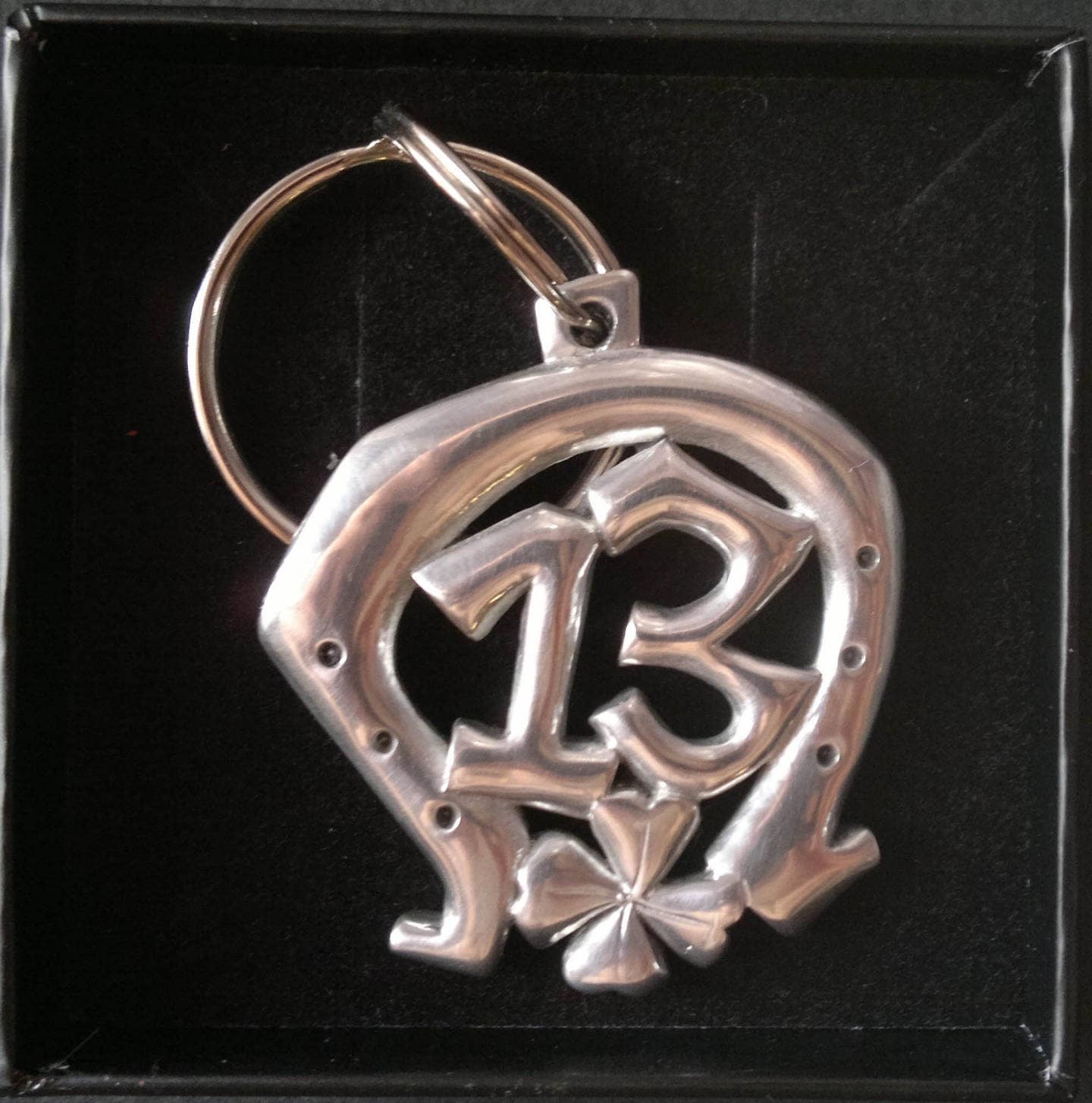 Hervorragender Schlüsselanhänger Mit Dem Buchstaben „Lucky" Aus Massivem Zinn Hervorragender Schlüsselanhänger Mit Dem Buchstaben „Lucky" Aus Massivem Zinn von LesetainsdeVirginie0