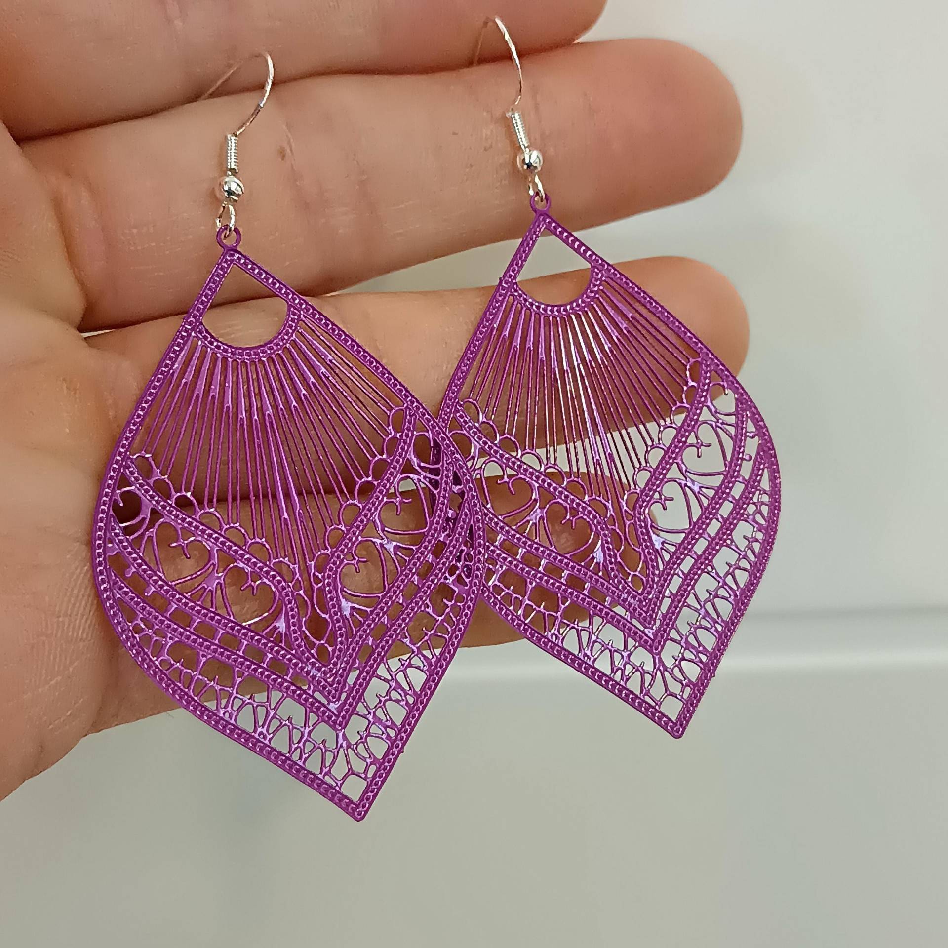 Filigrane Ohrringe Hängend Leicht Ornament, in Lila, Etui, Boho von LesinjaLaden