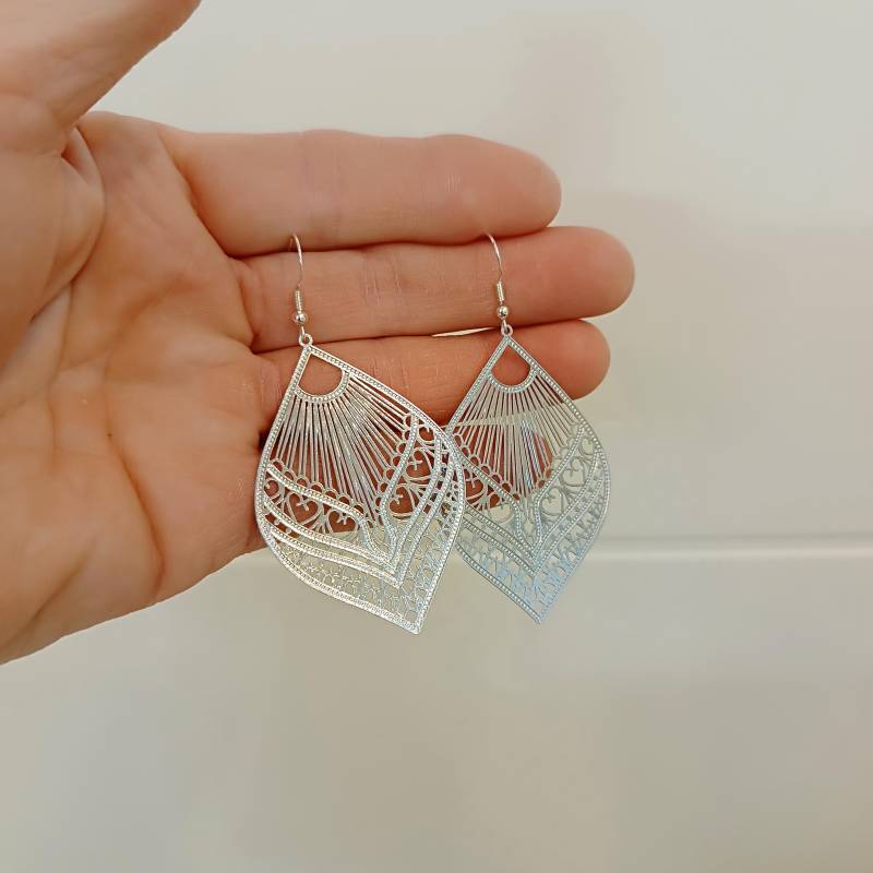 Filigrane Ohrringe Hängend Leicht Ornament Silberfarben, Etui, Boho von LesinjaLaden