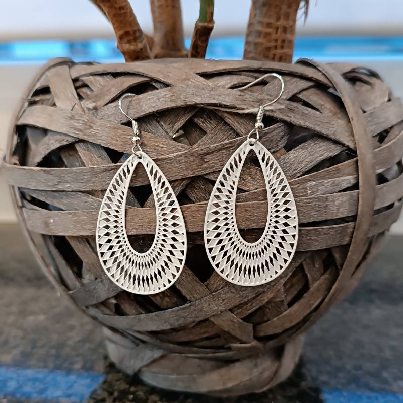 Filigrane Ohrringe Hängend Leicht Ornament Weiß Geschenkbox, Etui, Boho Filigrane Ohrringe Hängend Leicht Ornament Weiß Geschenkbox, Etui, Boho von LesinjaLaden