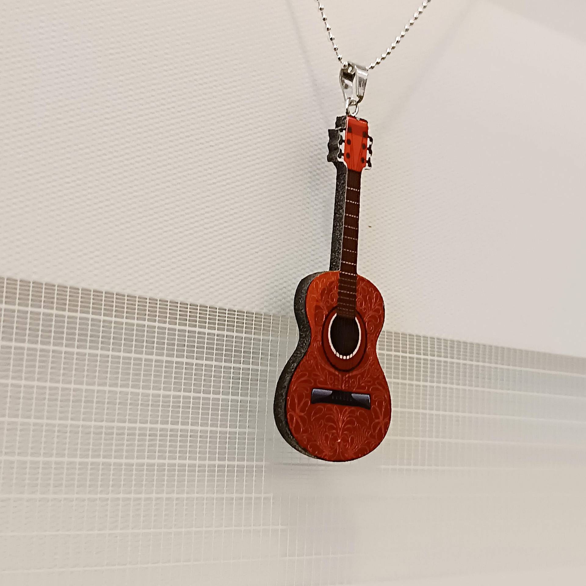 Gitarre, Acryl Anhänger, Halskette Gitarre, Acryl Anhänger, Halskette von LesinjaLaden