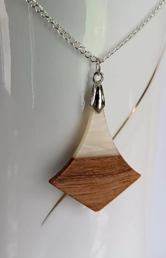 Holz Harz Halskette Anhänger Resin Naturschmuck Boho Geschenkbox Etui von LesinjaLaden