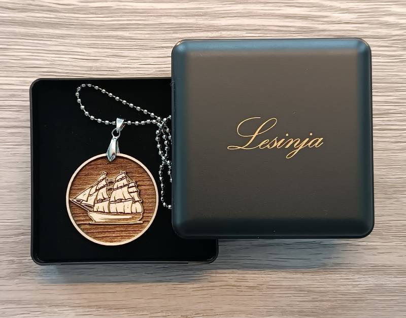 Segelschiff Holz Halskette Gravur Laser Cut Anhänger 3D Geschenkbox Etui von LesinjaLaden