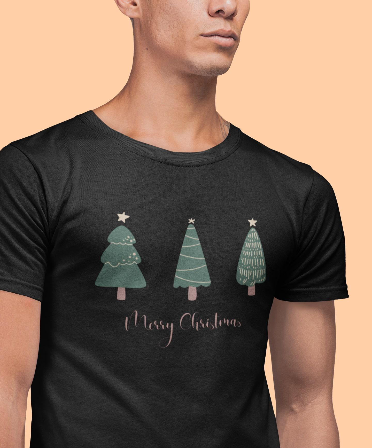 3 Festliche Weihnachtsbäume T-Shirt Mit Merry Christmas - Weihnachtsbaum Weihnachtsmode Tree Shirt Geschenkidee von LesleysPrintFrenzy