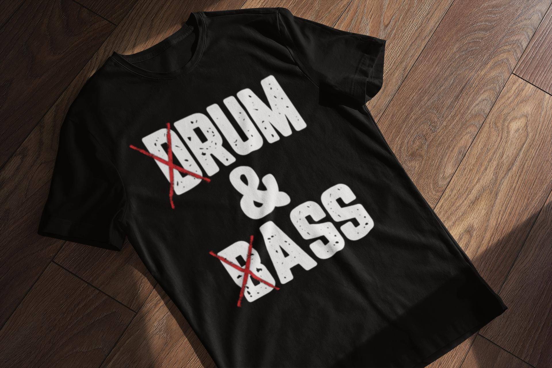Drum & Bass T-Shirt, Lustiges Musik Shirt Für Drummer Und Bassisten, Witziges Band Geschenk, Festival, Kneipe, Bandhumor, 100% Baumwolle von LesleysPrintFrenzy