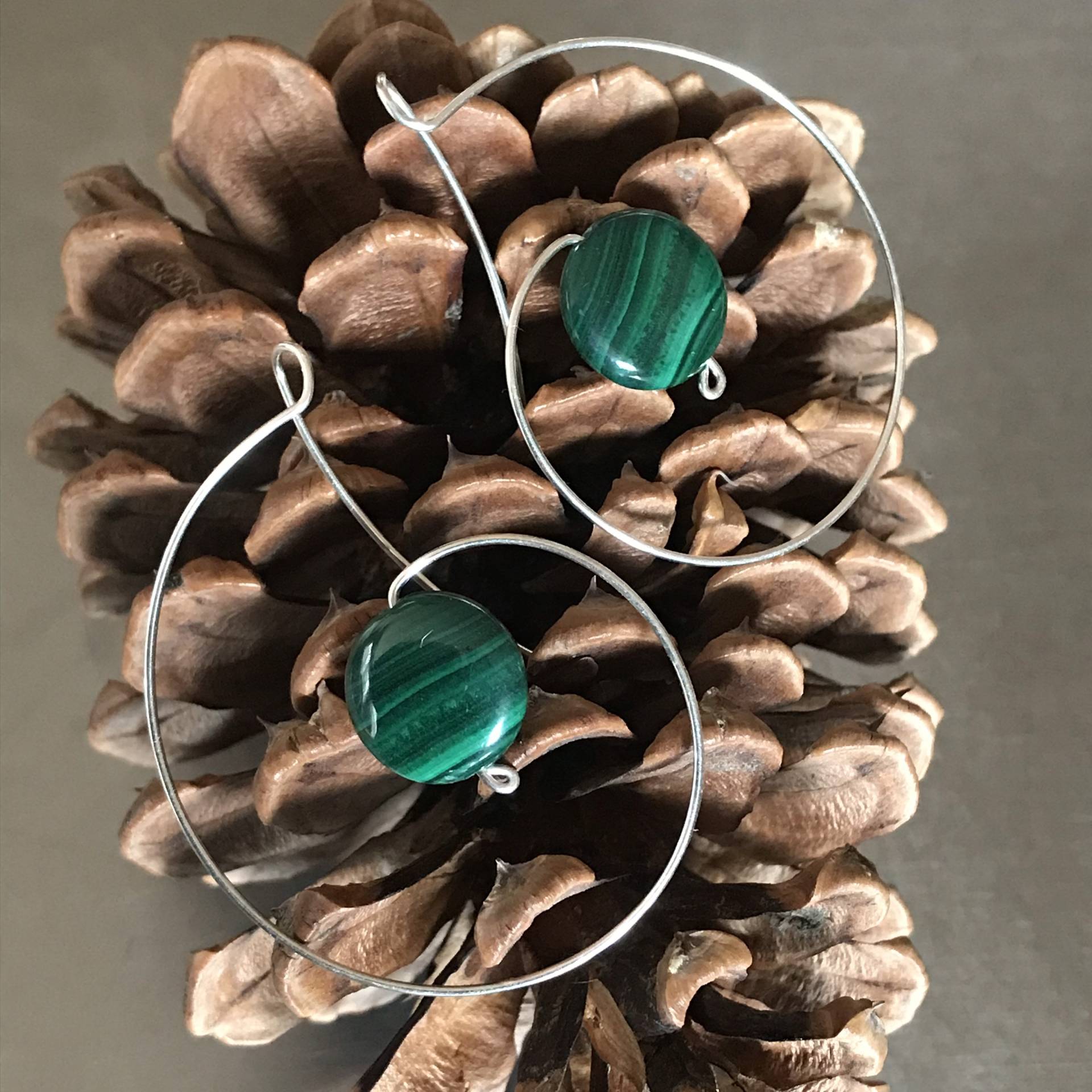 Vergoldete Malachit-Ohrringe Aus Sterlingsilber Mit Spirale von LeslieAlice