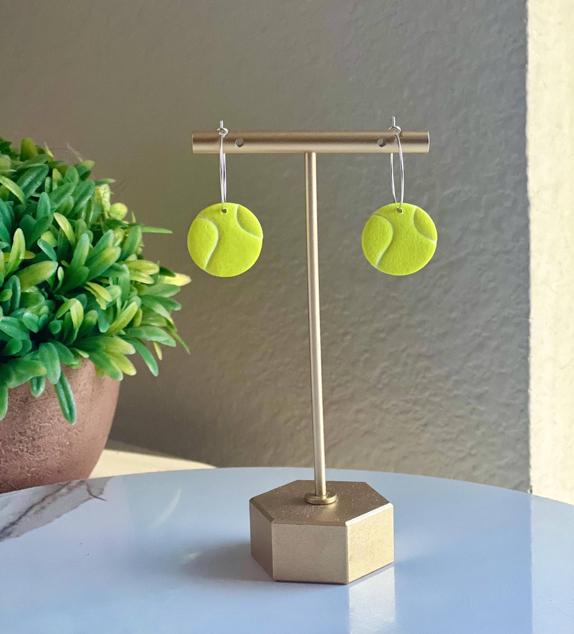 Kleine Tennisball Ohrringe Kleine Tennisball Ohrringe von LeslieClayCreations