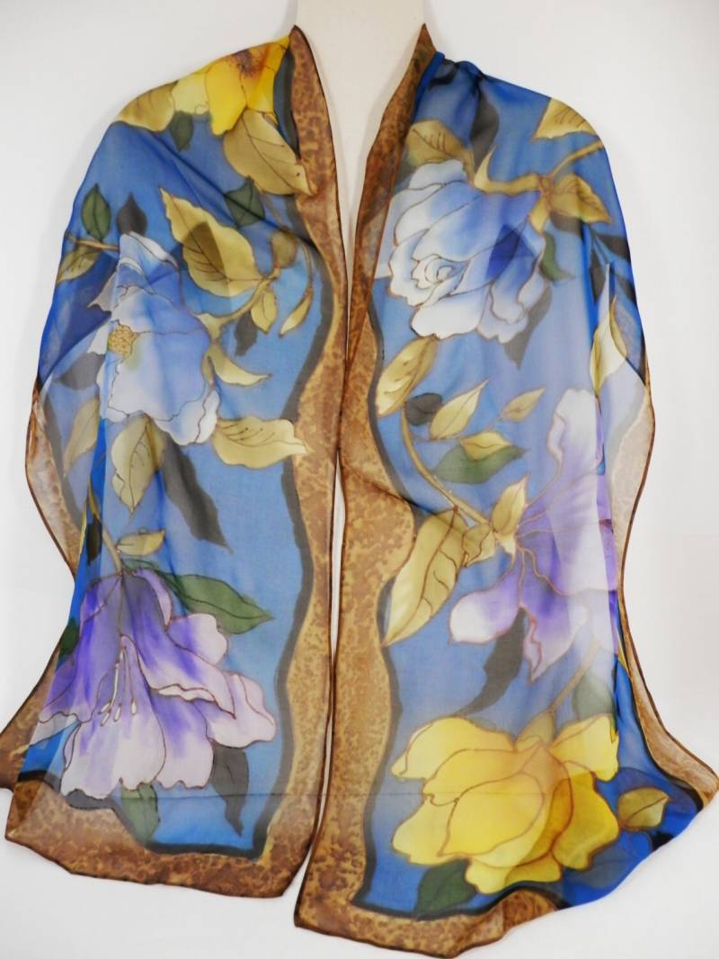 Seiden-Chiffon-Handbemalter Langer Blumenschal in Blau Und Kamel von LeslieSilkStudio