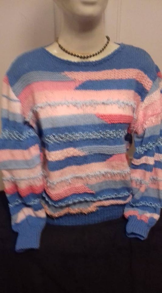 Luxuriöser Damenpullover Im Stil „Anny Blat" Blau/Rosa von LespullsdeLine