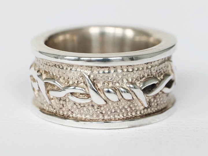 Handgefertigter Draht Ring, Handgemachter Gehämmerter Ring, Silberdrahtring, Handgemachter Massivring, Stacheldrahtring Mit Widerhaken von Lessaremore