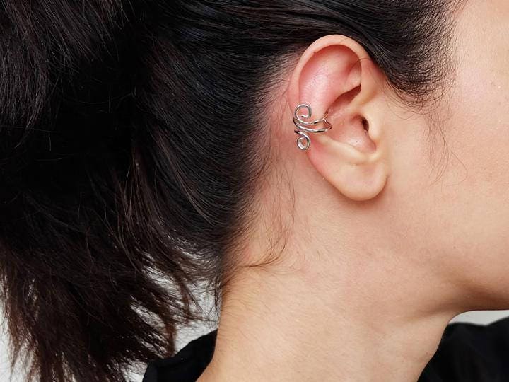 Moderne Ohrmanschette, Draht Silber Moderne Ohrringe, Minimal Knorpel Ohrmanschette von Lessaremore