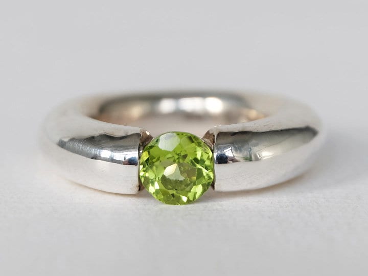 Peridot Band Ring, Peridot Ring, 925 Massiv Sterling Silber Großer Schwerer Statement Erhabener Geburtsstein Ring von Lessaremore