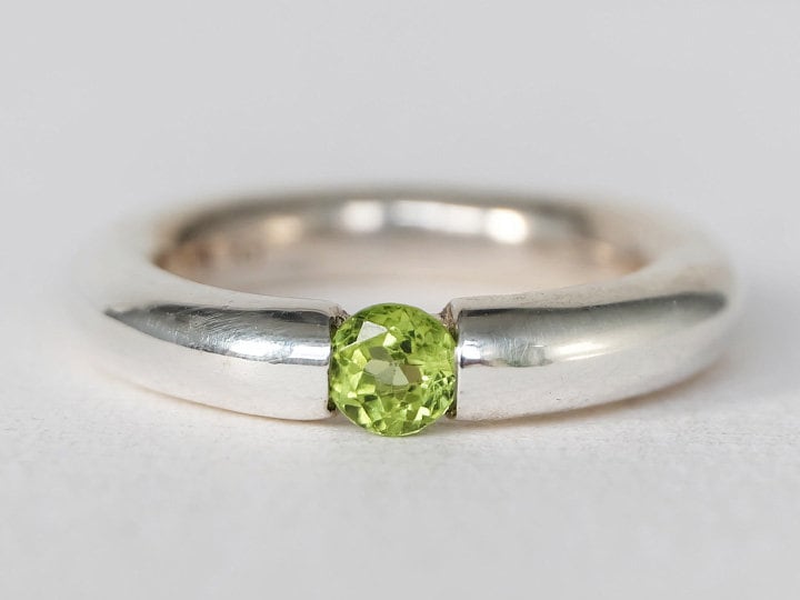 Peridot Band Ring, Peridot Ring, 925 Massiv Sterling Silber Großer Schwerer Statement Erhabener Geburtsstein Ring von Lessaremore