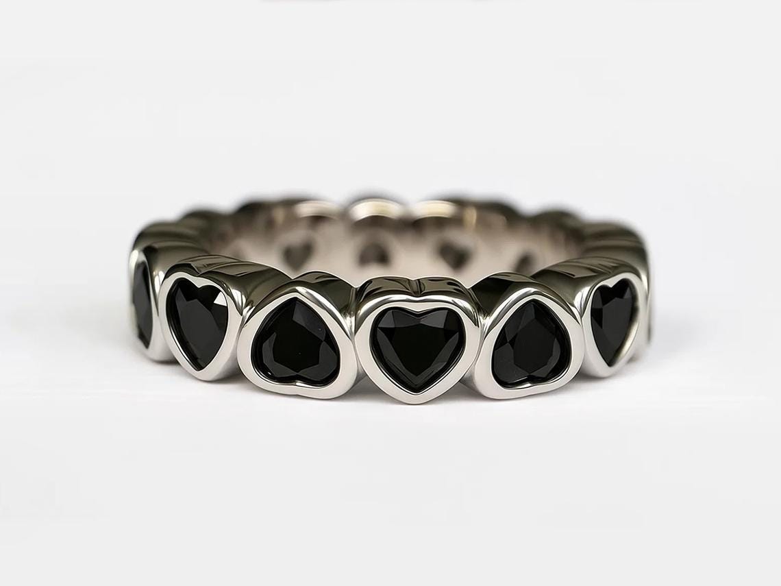 Sterling Silber Herz Band, Schwarz Cz Eternity Ring, Edelstein Mit Geschnitten, Gothic Love Einzigartige Stapelbare Geschenk Für Sie Sterling Silber Herz Band, Schwarz Cz Eternity Ring, Edelstein Mit Geschnitten, Gothic Love Einzigartige Stapelbare Geschenk Für Sie von Lessaremore