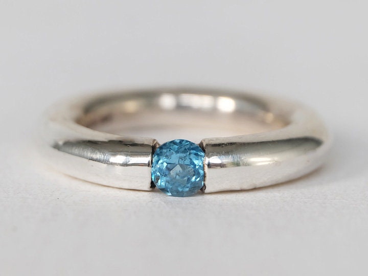 Topas Band Ring, Sterling Silber Blauer Topas Ring, Bandring, Breites Silberband, Massiver Schwerer Bandring von Lessaremore