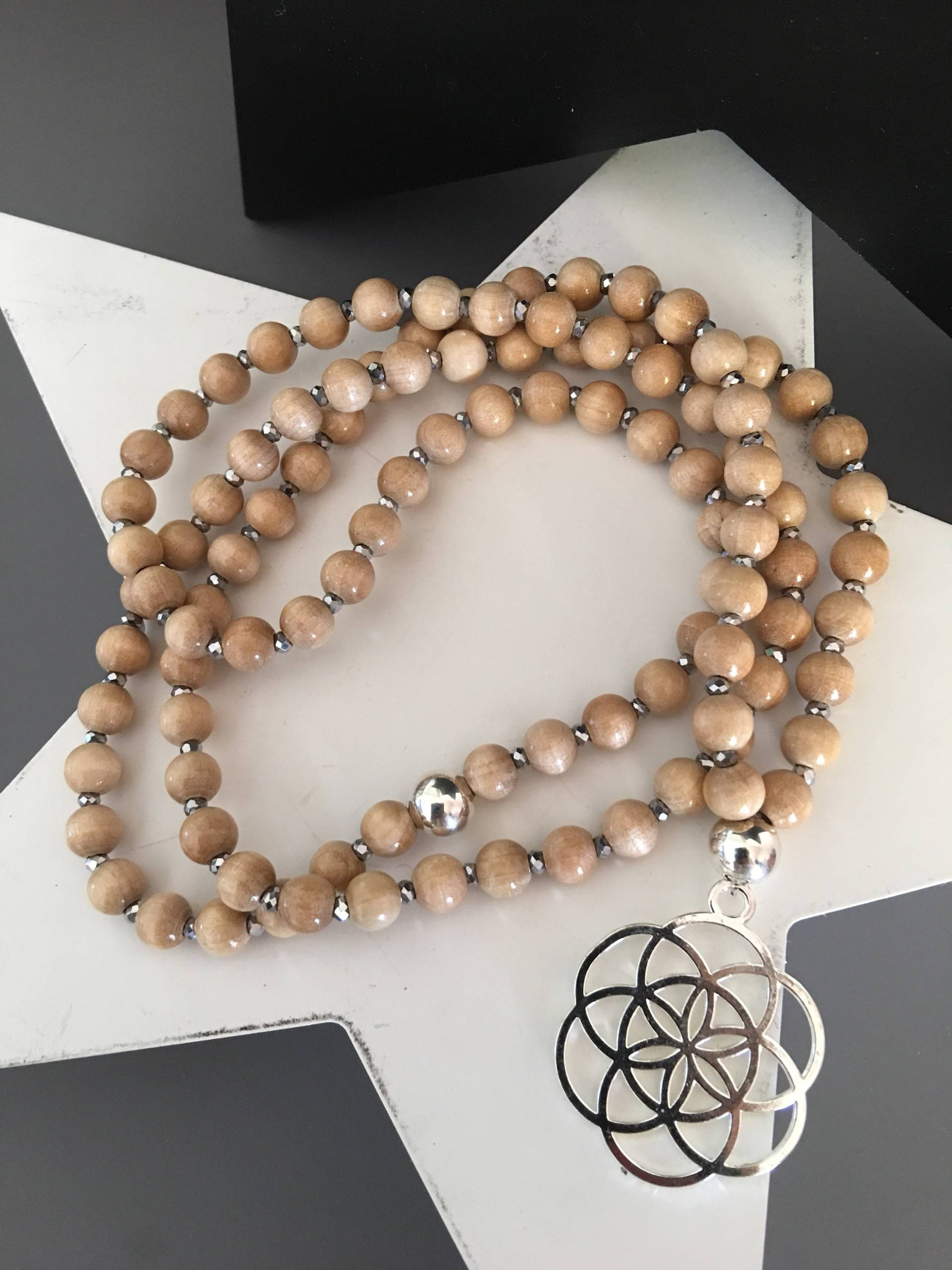 Boho-Halskette Mit „Natürlichen" Oder „Schwarzen" Holzperlen Und Einem Silbernen „Seed Of Life"-Anhänger Boho-Halskette Mit „Natürlichen" Oder „Schwarzen" Holzperlen Und Einem Silbernen „Seed Of Life"-Anhänger von Lestresorsdenenette