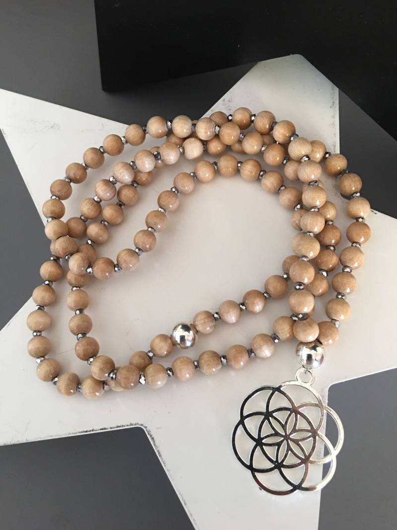 Boho-Halskette Mit „Natürlichen" Oder „Schwarzen" Holzperlen Und Einem Silbernen „Seed Of Life"-Anhänger Boho-Halskette Mit „Natürlichen" Oder „Schwarzen" Holzperlen Und Einem Silbernen „Seed Of Life"-Anhänger von Lestresorsdenenette