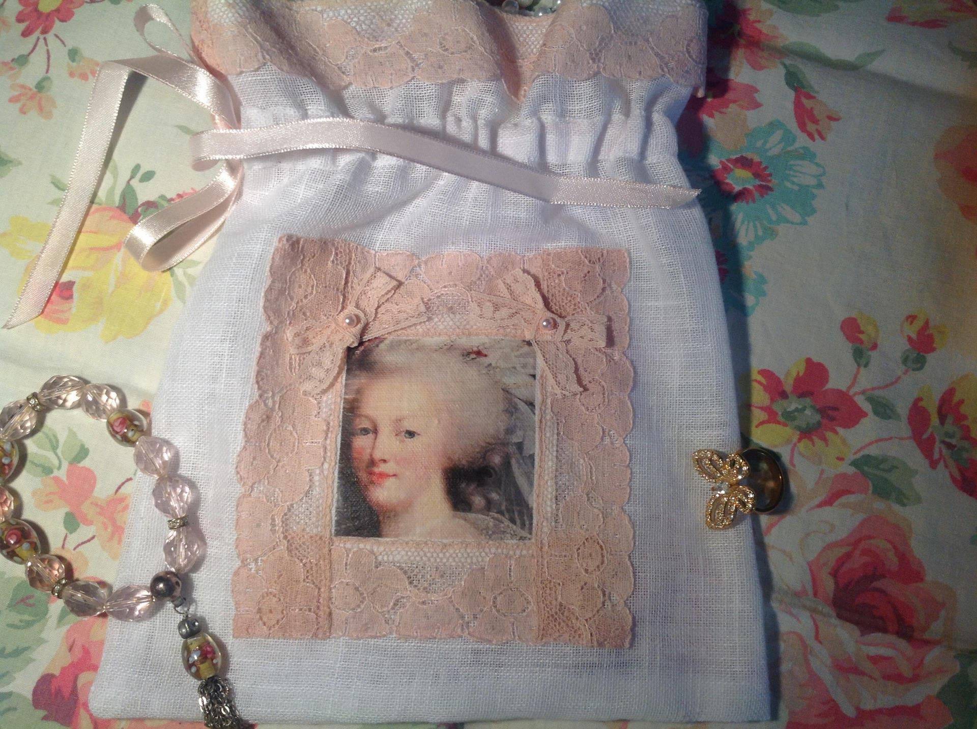 Beutel Aus Weißer Baumwolle Und Alter Spitze Mit Einem Hübschen Porträt Von Marie Antoinette von LestroisMarquises