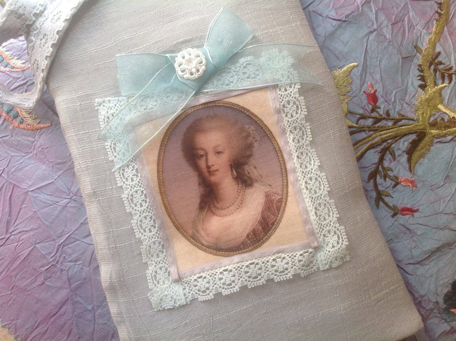 Clutch Aus Graugrünem Leinen Und Spitze Mit Einem Hübschen Porträt Von Marie Antoinette von LestroisMarquises