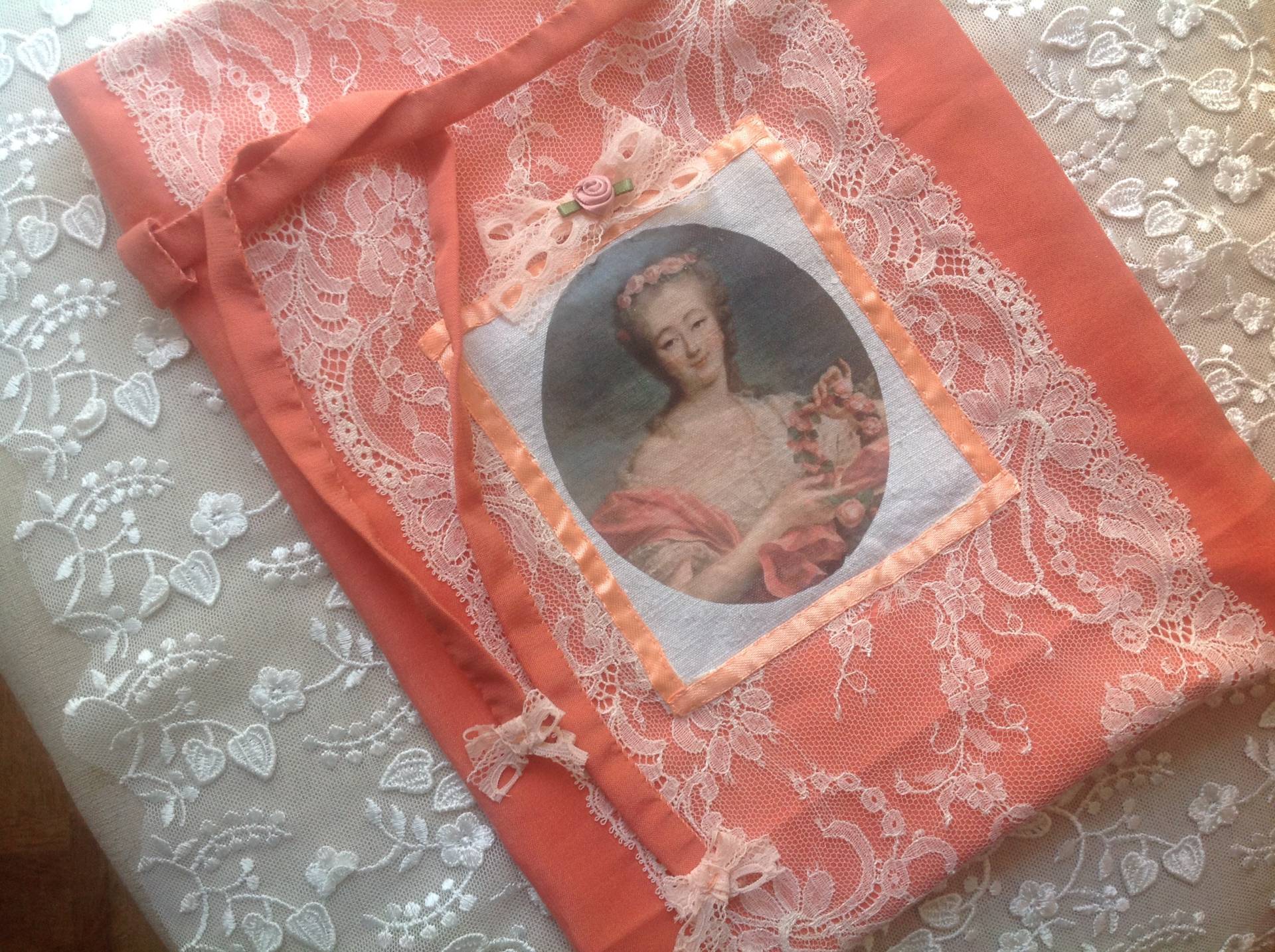 Großes Dessous-Beutel Aus Korallenroter Seide Und Spitze Mit Hübschem Porträt Einer Marquise von LestroisMarquises