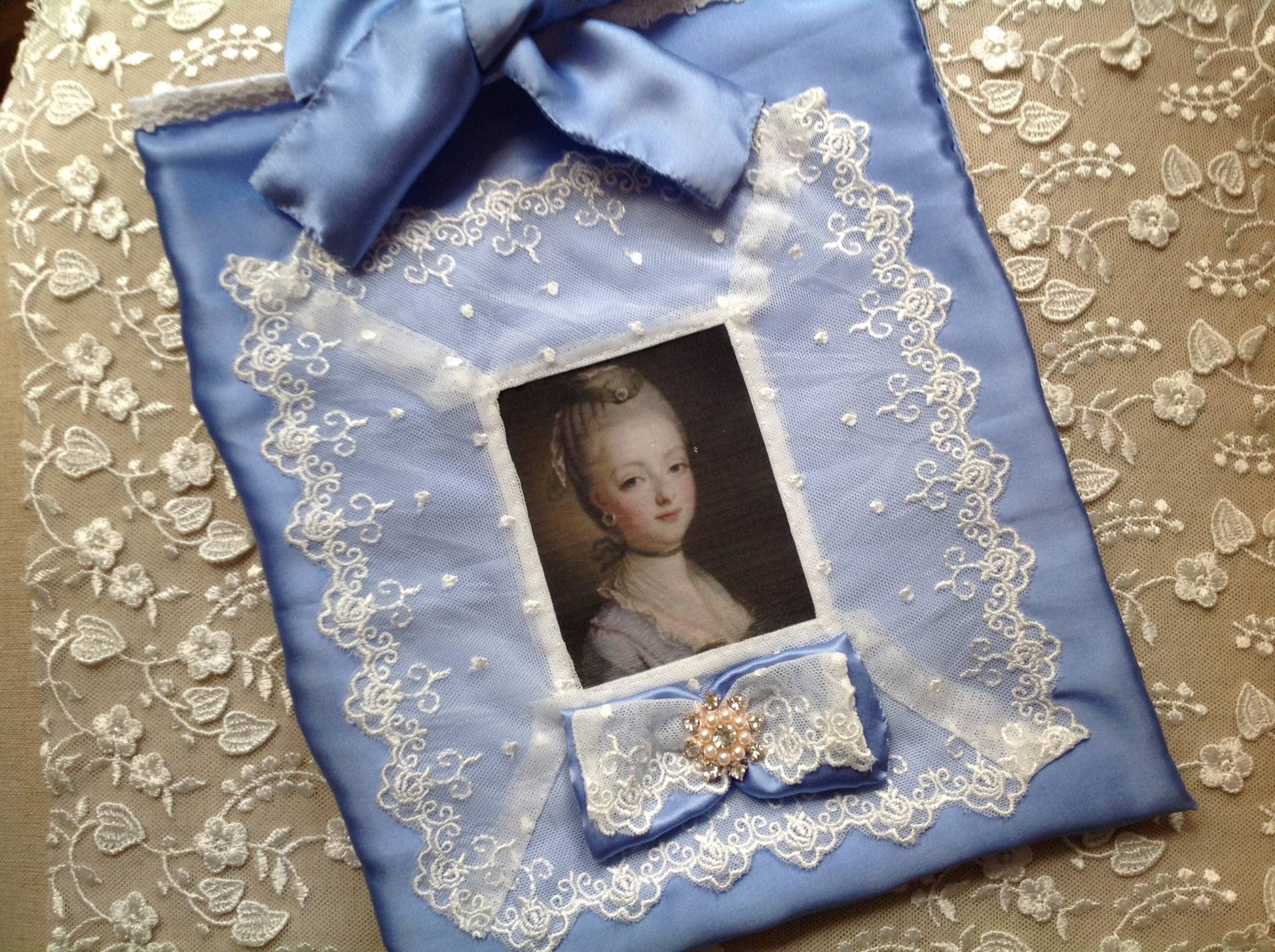 Mehrzweck-Seidenbeutel Mit Porträt Einer Marquise von LestroisMarquises