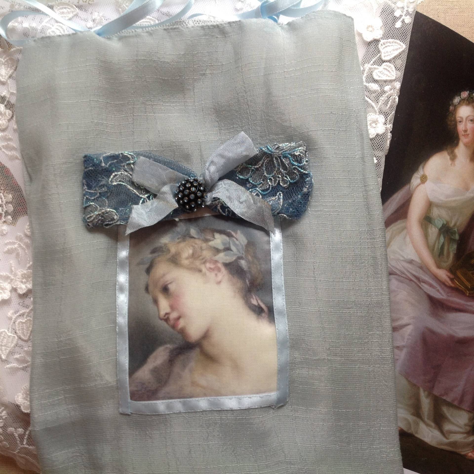 Mehrzweckbeutel Aus Seide Und Leinen Mit Porträt Einer Marquise von LestroisMarquises