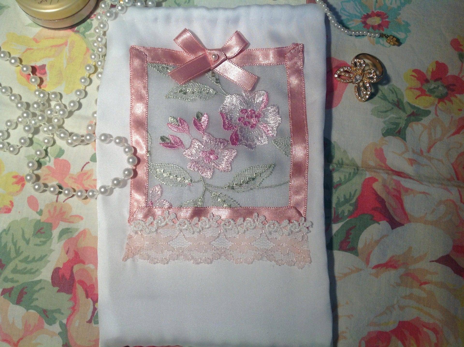Mehrzweckbeutel Aus Weißer Seide Mit Organza, Bestickt Blassrosa Blumen von LestroisMarquises