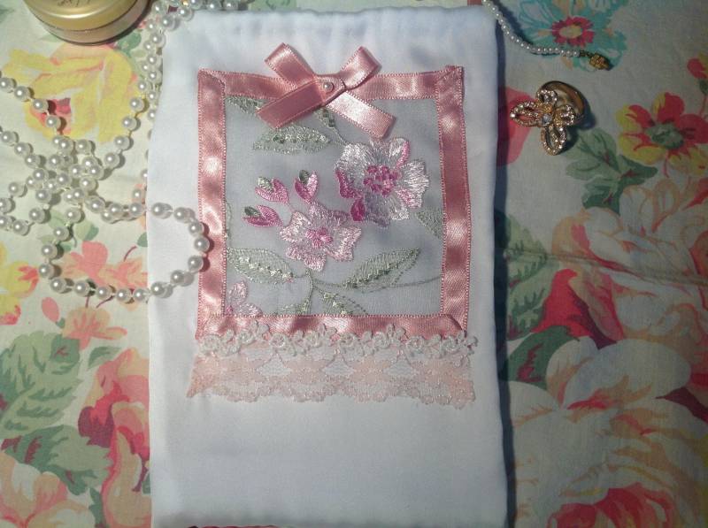 Mehrzweckbeutel Aus Weißer Seide Mit Organza, Bestickt Blassrosa Blumen von LestroisMarquises