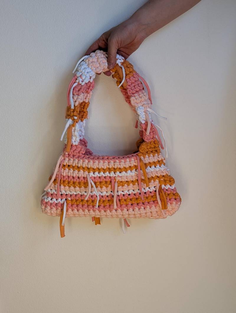 Handgemachte Boho Häkeltasche Pastell - Orange Pink Weiß Streifen & Fransen Vegane Festival Bag Unikat Geschenkidee Handgemachte Boho Häkeltasche Pastell - Orange Pink Weiß Streifen & Fransen Vegane Festival Bag Unikat Geschenkidee von LesuCrochet