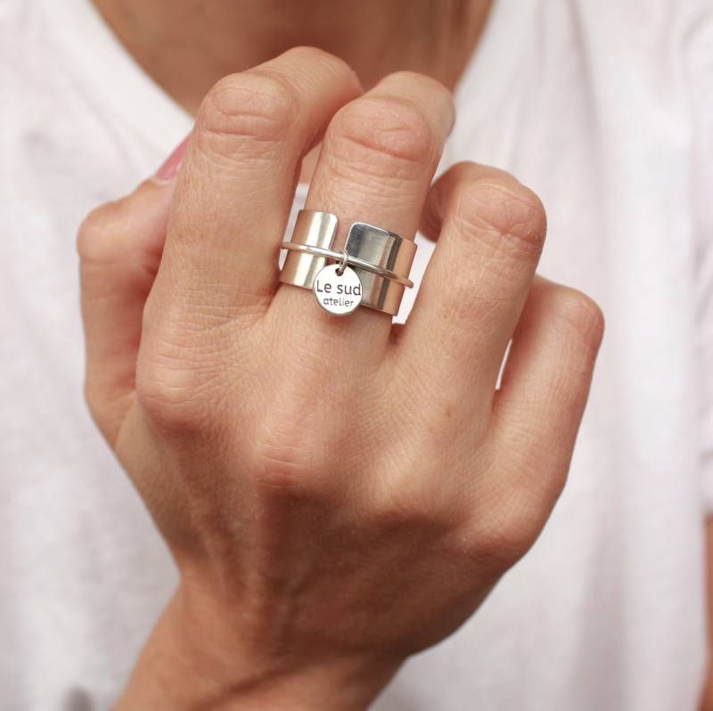 Weit Geöffneter Ring Vorne Geschlossen Mit Einem Anhänger Der Gravur Des Südens Weit Geöffneter Ring Vorne Geschlossen Mit Einem Anhänger Der Gravur Des Südens von Lesudatelier
