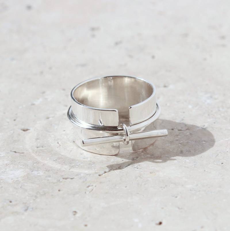 Breiter Offener Ring Vorne Mit Einem Steg Verschlossen, Breiter Steg-Charm-Ring Breiter Offener Ring Vorne Mit Einem Steg Verschlossen, Breiter Steg-Charm-Ring von Lesudatelier