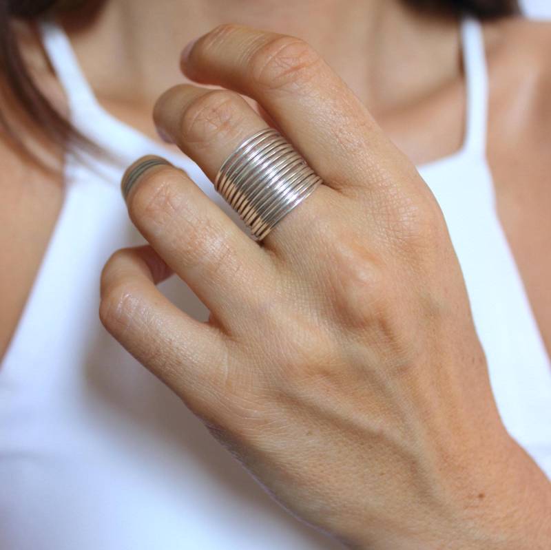 Feine Wöchentliche Ringe Aus Massivem Silber, Sammelringe Feine Wöchentliche Ringe Aus Massivem Silber, Sammelringe von Lesudatelier