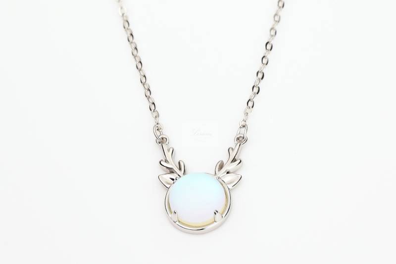 Geweih Mondstein Halskette, Weißer Handgemachter Schmuck, Zierliche Hirsch Juni Geburtsstein Silber Rentier Urlaubsgeschenk von LeswinGemstone