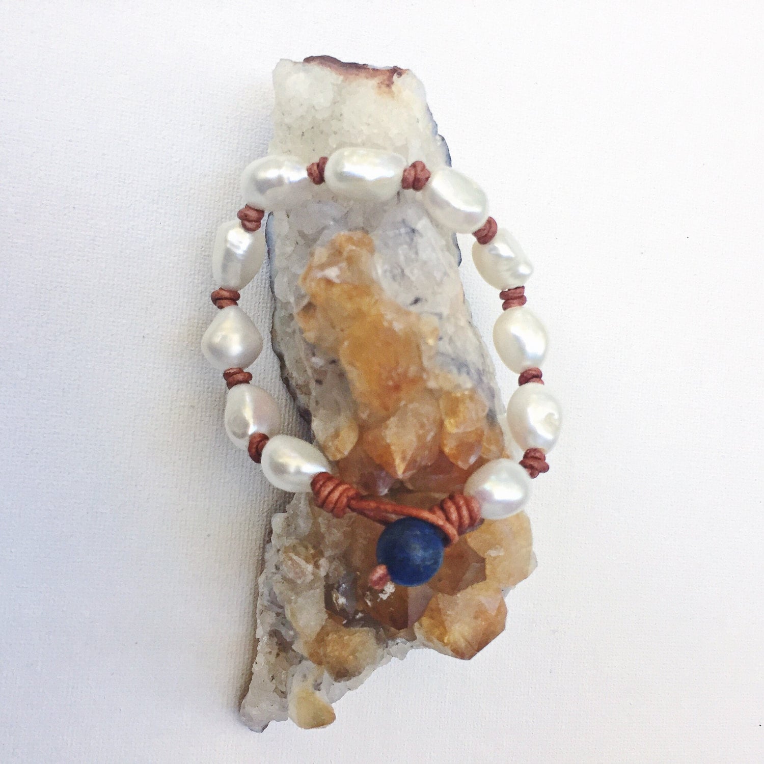 Geknüpftes Süßwasserperlen Armband Auf Wachsleder Mit Lapisverschluss/Perle Und Lapislazuli Leder Perlenarmband von LetItBeYoursJewelry