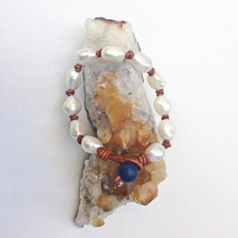 Geknüpftes Süßwasserperlen Armband Auf Wachsleder Mit Lapisverschluss/Perle Und Lapislazuli Leder Perlenarmband von LetItBeYoursJewelry