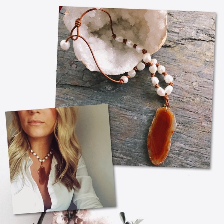 Rote Achatscheibe Mit Leder & Perle/Achat Anhänger Perlenschmuck Achatplatte Perlenkette von LetItBeYoursJewelry