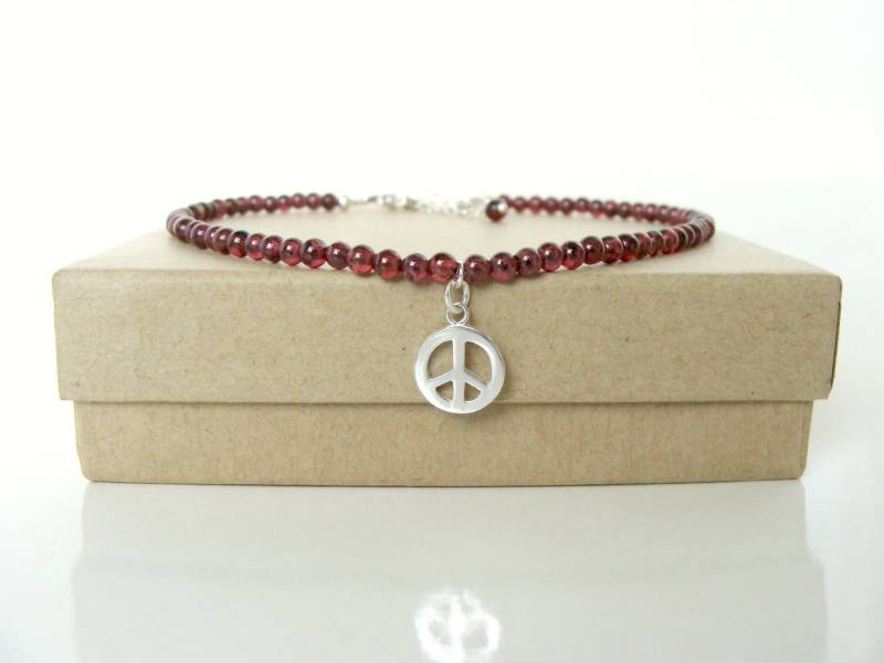 Granat Fußkettchen, Sterling Silber Frieden Charm, Handgemachter Schmuck von LetLooseJewelry