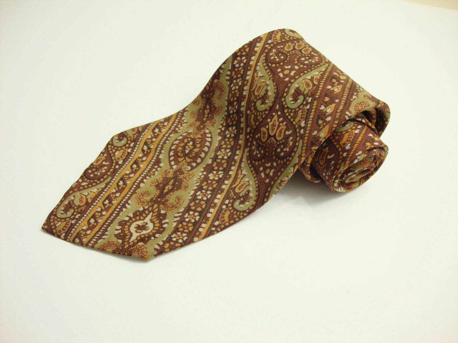 Vintage Herren Hals Tragen 1960 Stil Cassini Krawatte Paisley Braun 100 % Seide/Festival Casual/Hochzeit Geschenk Vintage Herren Hals Tragen 1960 Stil Cassini Krawatte Paisley Braun 100 % Seide/Festival Casual/Hochzeit Geschenk von LetLoveLeadVintage